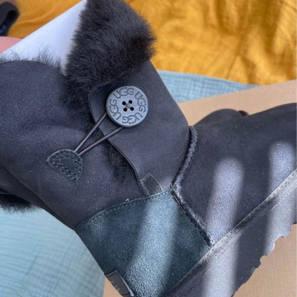 NEW 6 AUTHENTIC UGG Women's Bailey Button II Boot, Black, 6 - Picture 7 of 10